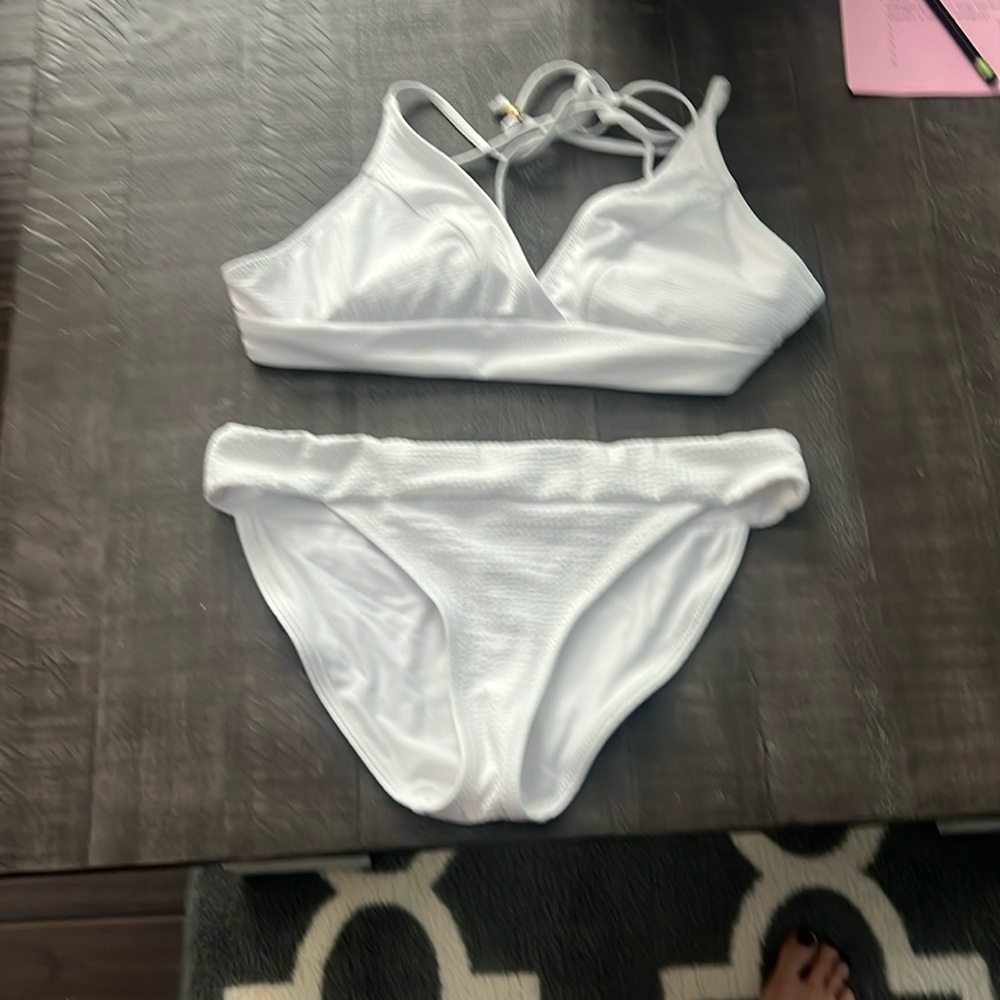 Women’s vineyard vines white 2 piece bathing suit. Worn once